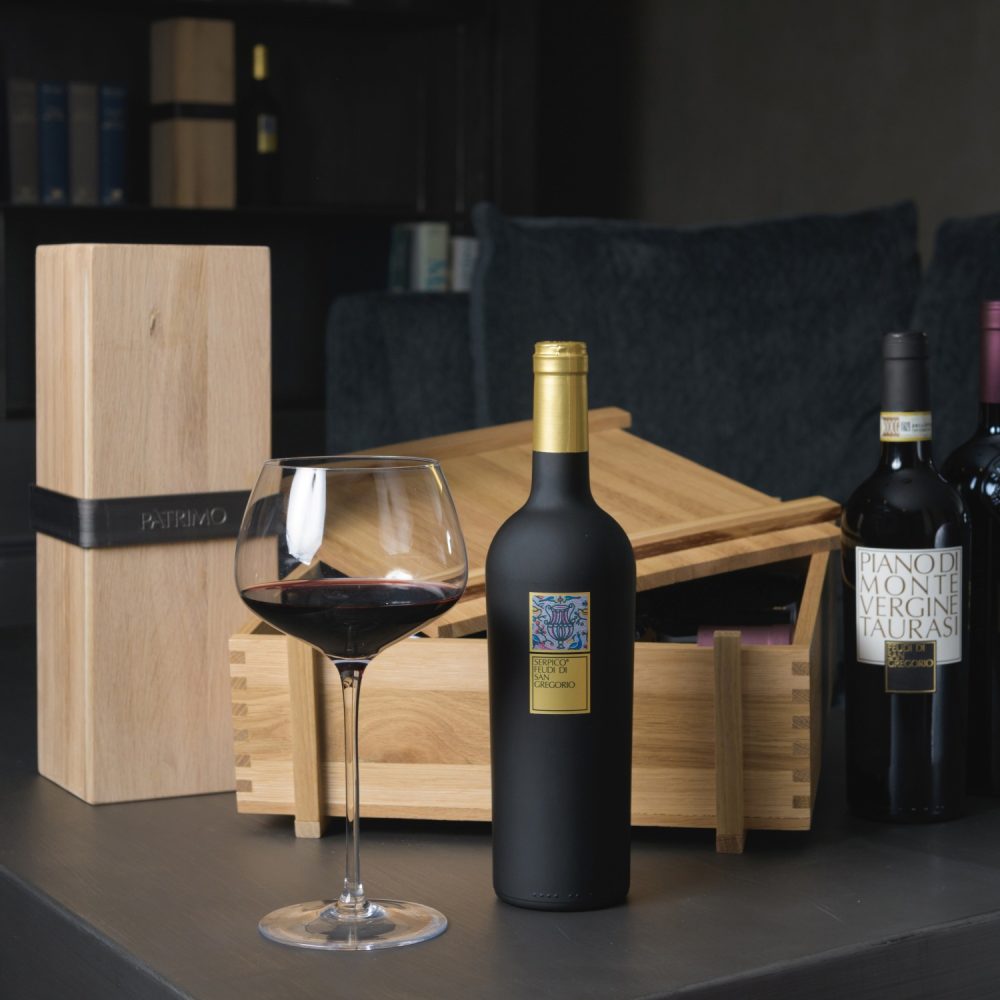 vini rossi con cassette in legno e calice set per regalo