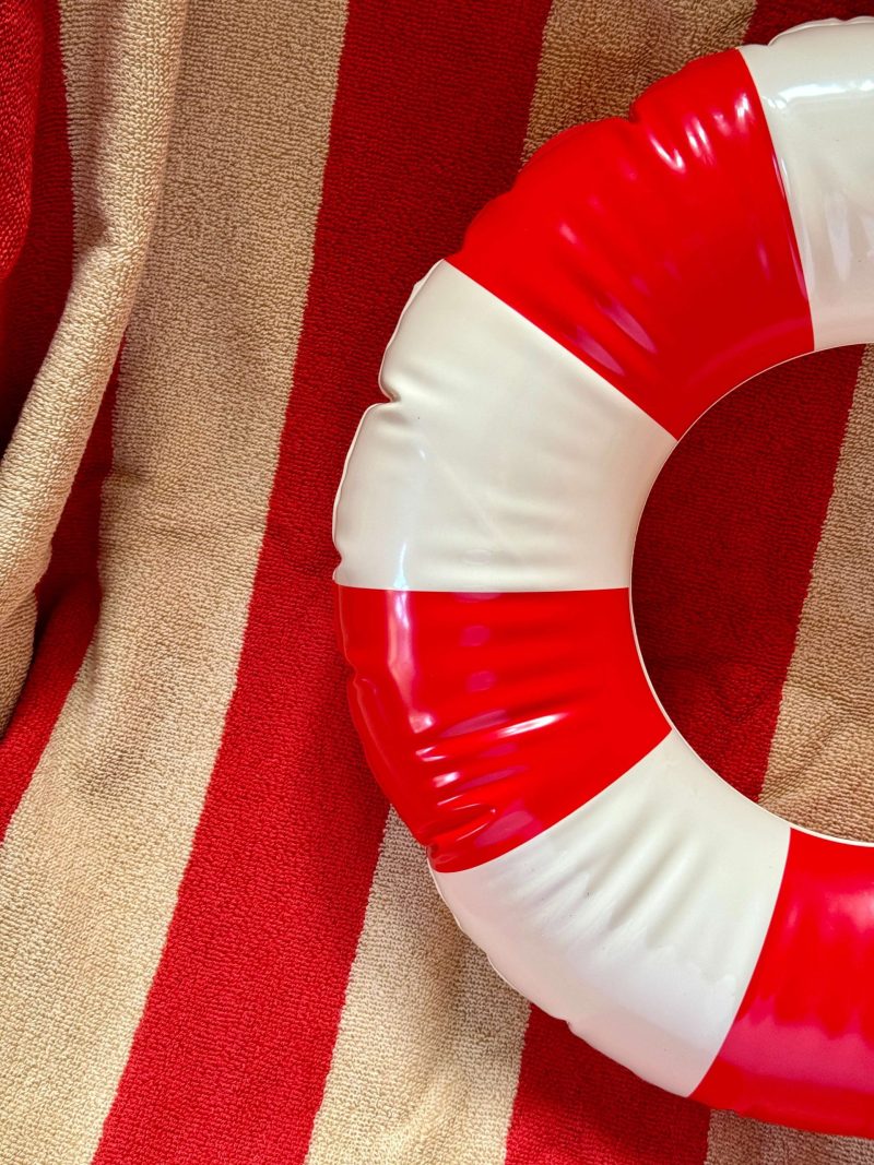 Accessori da spiaggia a righe bianche e rosse