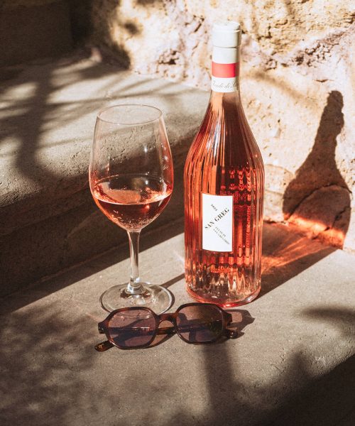 Bottiglia di vino rosato San Greg e occhiale da sole L.G.R X San Greg in edizione limitata